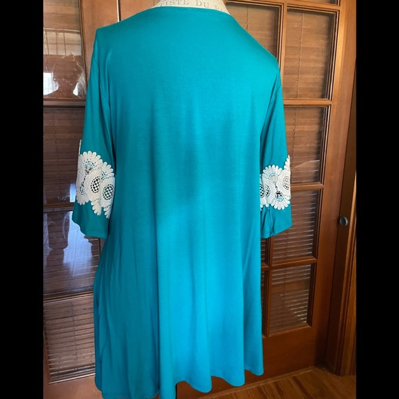 Bright tunic size M but fits like large - Picture 4 of 4